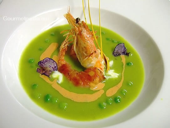 Cream of green peas with pan-fried king prawns in bacon