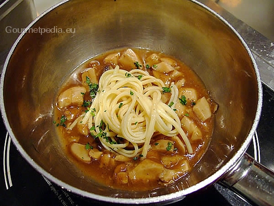 Linguine con porcini freschi in sugo di carne