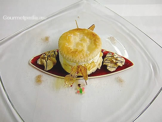 Caramelized millefeuille with vanilla mousse on raspberry sauce