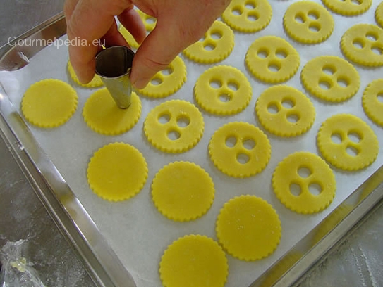 An den Plätzchen für die Deckel mit einer Tülle die Löcher ausstechen