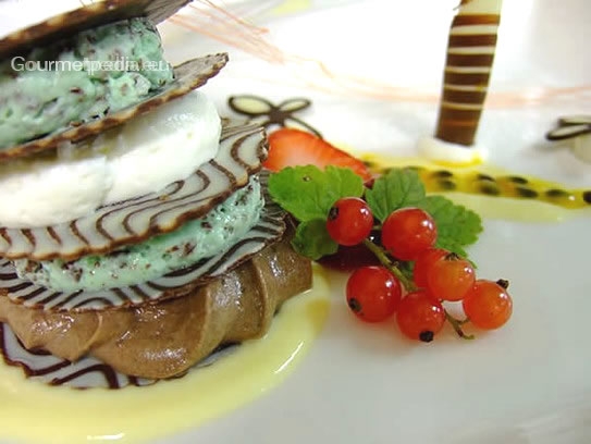 Millefeuille de surtido de mousse de chocolate guarnecida