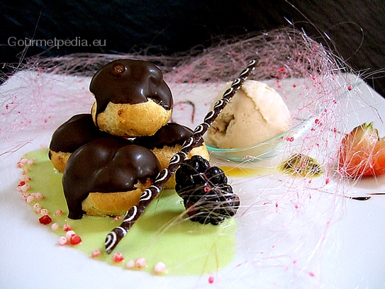 „Profiteroles“ farcies à la sauce au pistache avec la glace aux noisettes