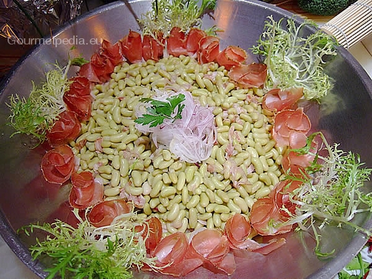 Insalata di fagioli con cipolla rossa e speck