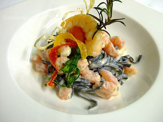 Tagliolinis noires aux gambas et tomates à la sauce au citronnelle