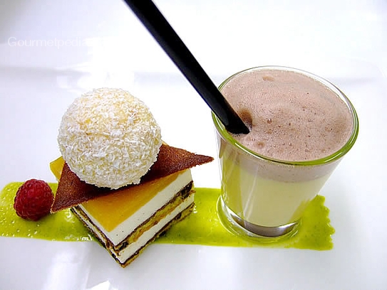 Bizcocho de vainilla y mazapán con praliné de coco y batida de mango