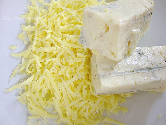 Gorgonzola und andere aromatische Käse, grob geschnitten oder gerieben, vorbereiten