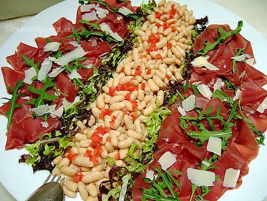 Bresaola con rucola, parmigiano e insalatina di cannellini