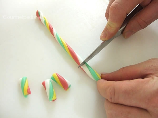 Die Zuckerrolle in 2,5cm lange Stücke schneiden