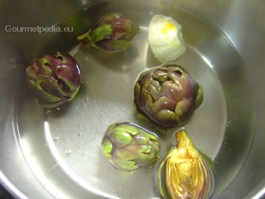 Die Artischocken zuputzen und in Salzwasser mit Zitronensaft kochen