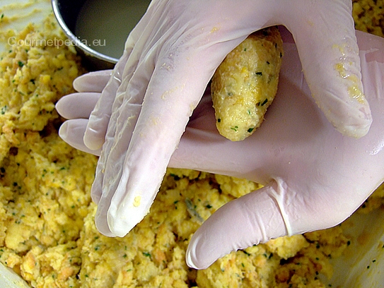 Zwischen beiden Handflächen die Nocken oder Knödel formen, durchs Befeuchten der Hände werden die Nocken schön glatt und brechen beim Kochen nicht auf