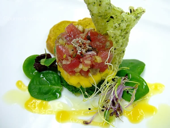 Tartara di tonno e mango su insalatina di zostera marinata con pane all'aglio e crescione