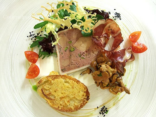 Terrina de hígado de pato con rebozuelas en escabeche y jamón de cordero