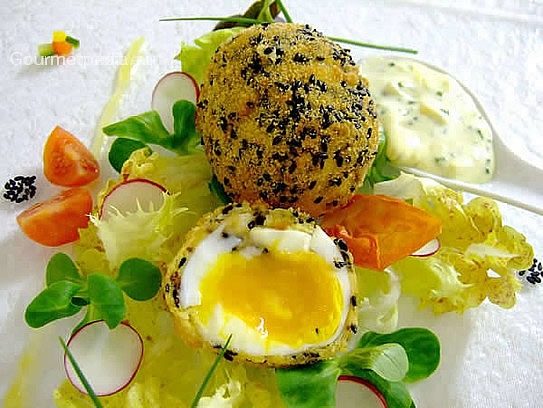 Huevos fritos en camisa de sésamo en nido de ensaladas