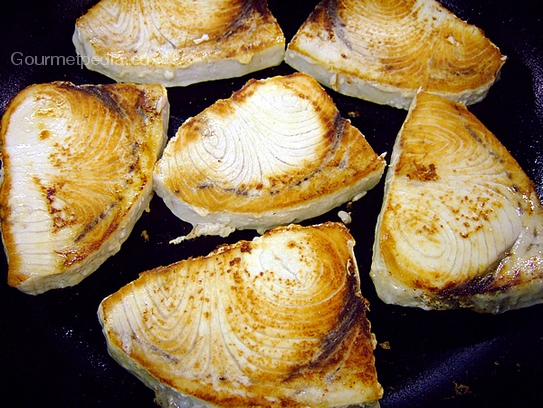 Die Fischsteaks mit Salz und Pfeffer leicht würzen, umdrehen und weiters anbraten