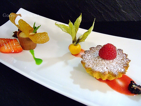 Tartelette à la cannelle au aux griottes avec la sauce à la vanille en tasse de chocolat