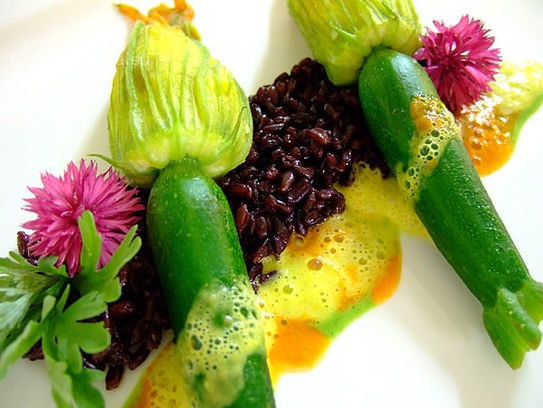 Fleurs de courgettes à la vapeur, farcis aux couscous sur riz venere