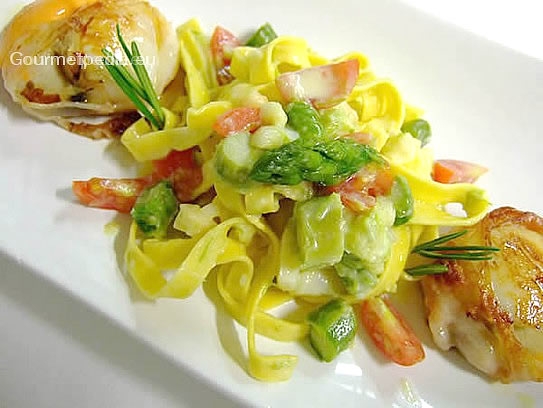 Tagliatelle alla crema d'asparagi con capesante arrostita in manto di lardo