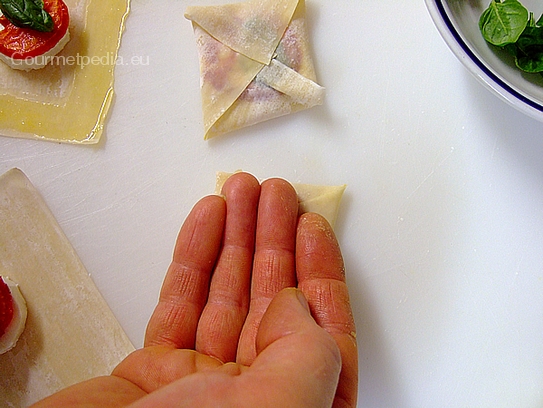 Die Teigtaschen mit der Handfläche leicht flach andrücken