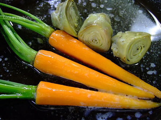 Die Karotten zuputzen, schälen und mit den Artischocken in Olivenöl oder Butter sautieren