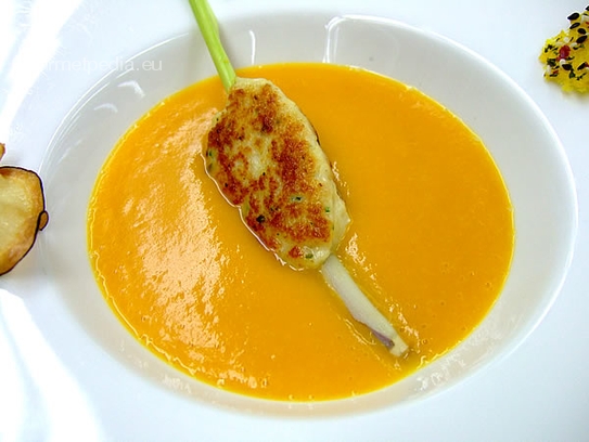 Crema de calabaza con fricadela de trucha en brocheta de citronela