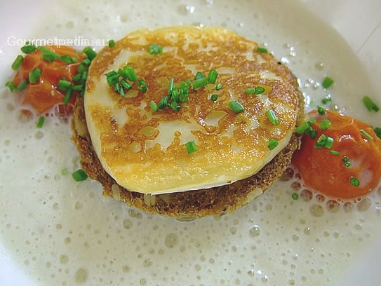 Crema de ave con queso a la parrilla sobre pan de pipas de girasol