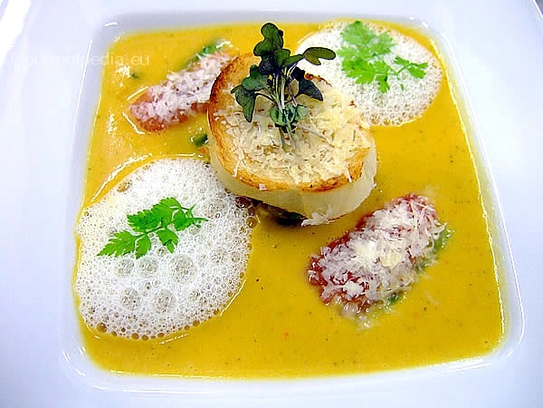 Mais-Currycremesuppe mit Tomatenschnitten und Knoblauchbruschetta