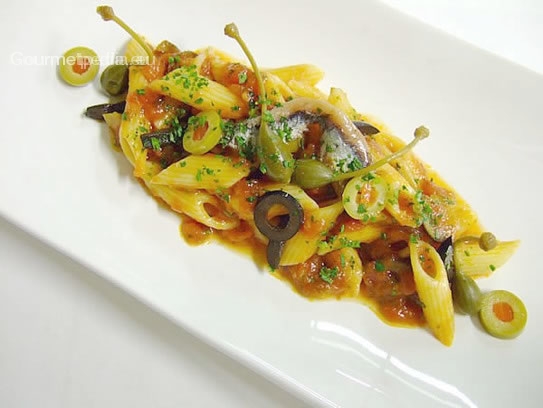 Penne (pasta) con tomates, aceitunas, boquerones y alcaparras