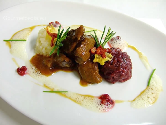 Gulasch de ciervo con col lombarda y arroz pilaf