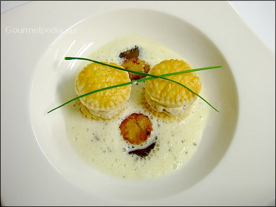 Crema di patate e porro al tartufo nero con sfogliata al mousse di fegato d'anatra