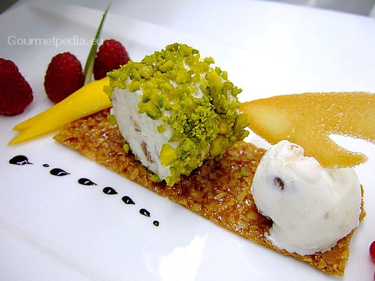 Arroz dulce en pistacho con helado de nueces y frambuesas marinadas