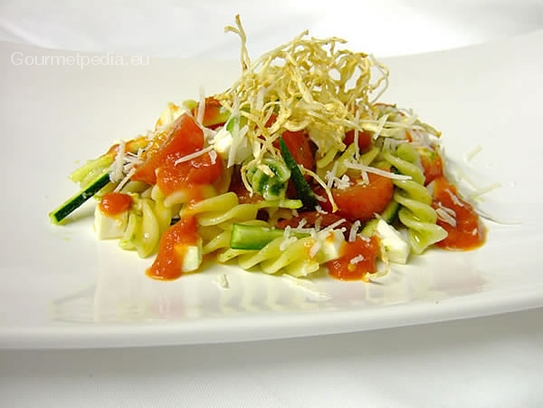 Fusilli (pasta) con salsa de pesto de oruga y tomatitos