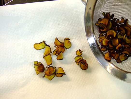 Die Auberginenchips auf Küchenkrepp abtrocknen lassen