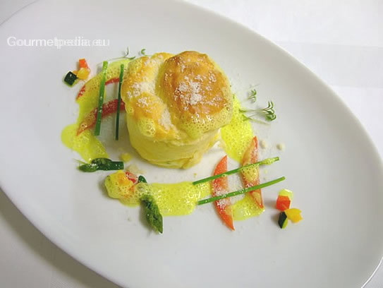 Soufflé de azafrán con salsa al cúrcuma