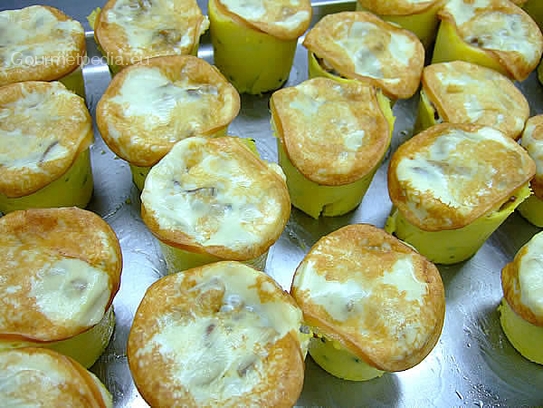 Timbal de gachas de maíz relleno de boletos y hierbas con queso ahumado asado