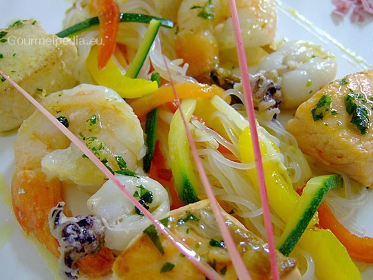 Brochettes de poissons de mer grillées avec vermicelles chinois aux légumes