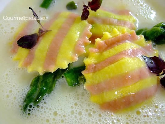 Potage crème d'asperges avec raviolis au mascarpone