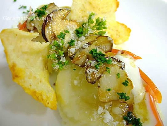Potato ravioli filled with yellow boletus mushrooms and melted butter