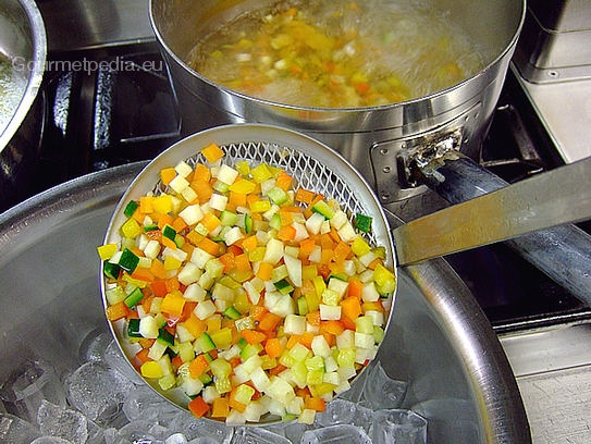 Die blanchierten Gemüsewürfel aus dem Kochwasser nehmen und in Eiswasser tauchen