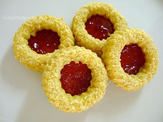 Spitzbuben mit Mandelsplitter und Erdbeermarmelade