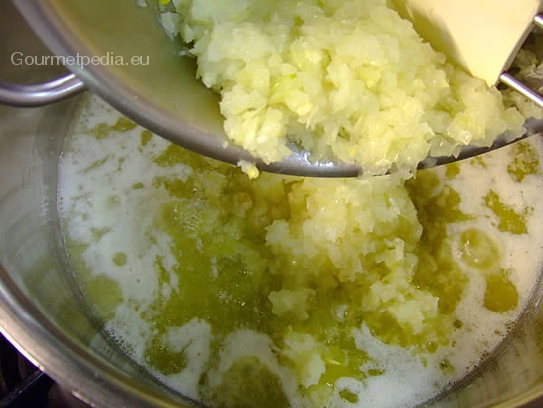 Die klein geschnittene Zwiebel in den Topf zu der Butter geben