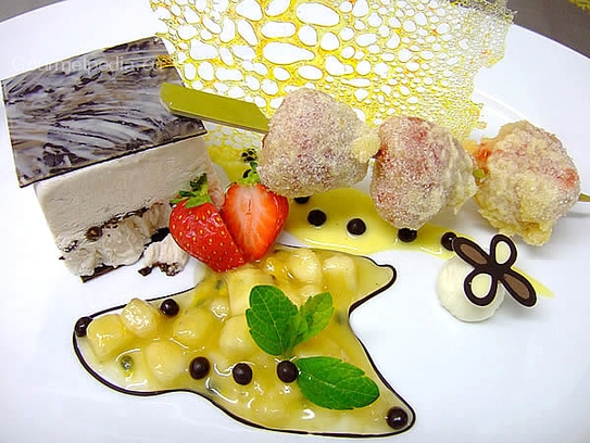 Bananenparfait mit Erdbeerspießchen im Tempuramantel an exotischen Bananenragout