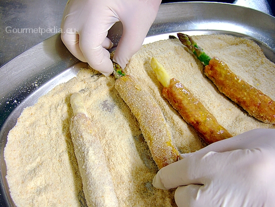 Die Spargeln in den Brotbröseln wälzen