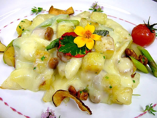 Gröstl von Kartoffeln, Pfifferlingen und Spargeln mit mildem Bergkäse überbacken