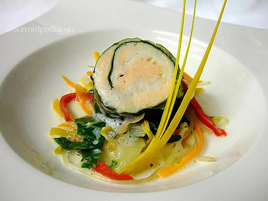 Rollito de salmón y platija en nido de acelgas sobre verduras salteadas de brotes de soja en salsa de citronela