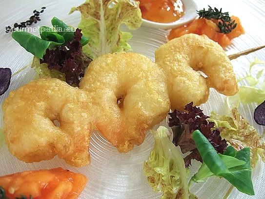 Brochette aux gambas en pâte "tempura" à frire avec la tartare de papaye