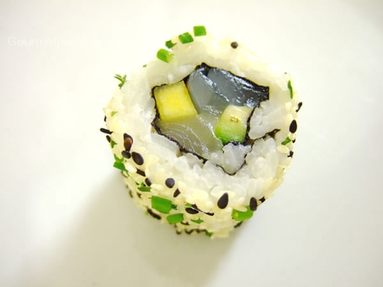 Ura-Maki mit Garnele, Avocado, Mango und Wolfsbarsch