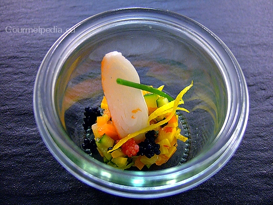 Surimi su insalata di papaya e caviale