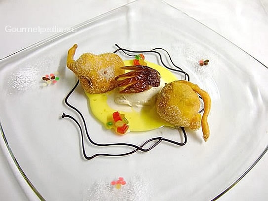 Buñuelos de ciruelas pasas con helado de pan de especias y salsa de vainilla