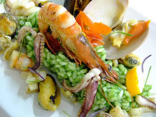 Risotto al basilico con frutti di mare sauté