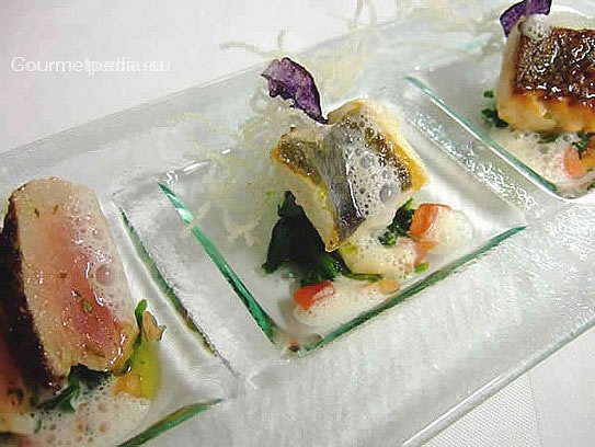 Variazione di pesce grigliato su spinaci con schiuma allo champagne